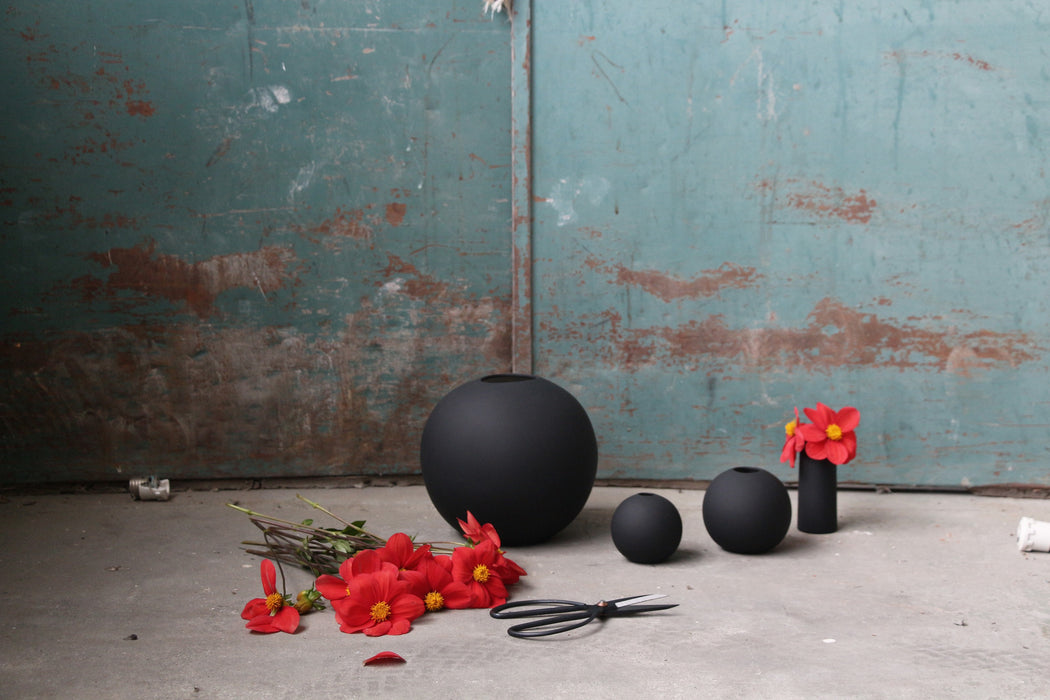 Cooee Design Ball Vase Black, 10 cm